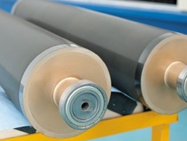 Apa kelebihan roller berlapis paduan keras dalam aplikasi industri?